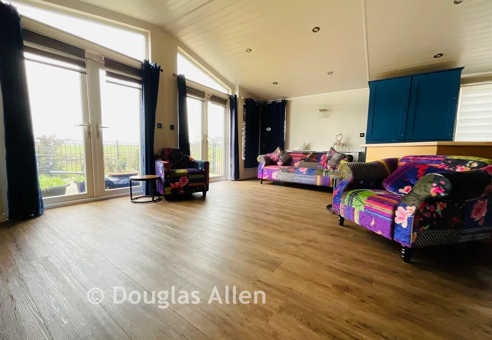Lounge Area - Palm Court, Battlesbridge, Wickford, Essex - Wards of Kent