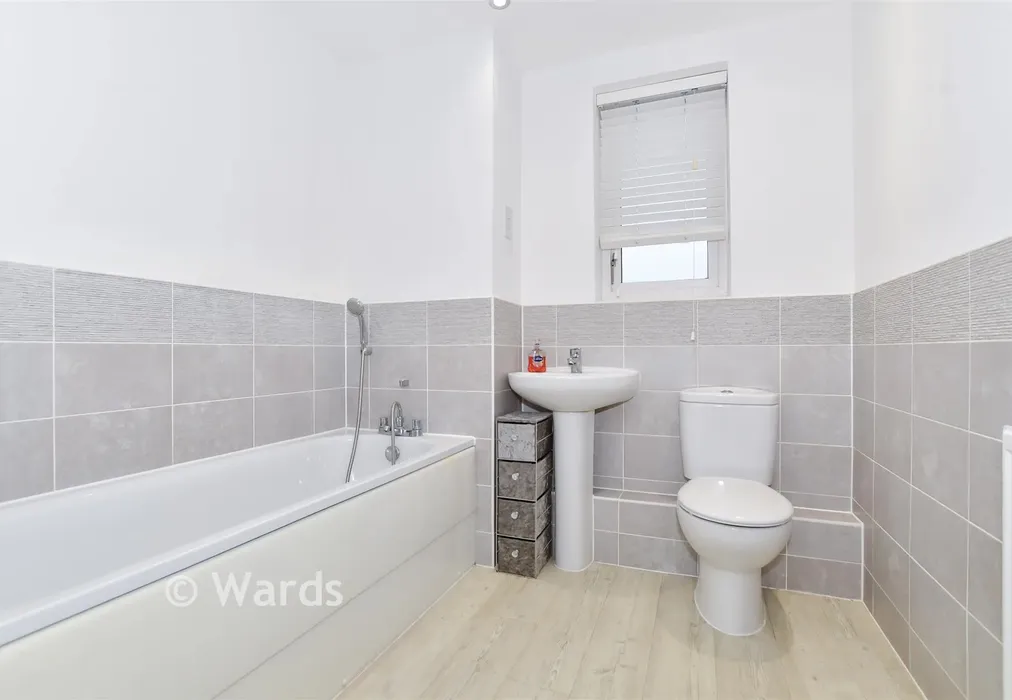 Bathroom - Bannister Way, Leybourne, West Malling, Kent - Wards of Kent