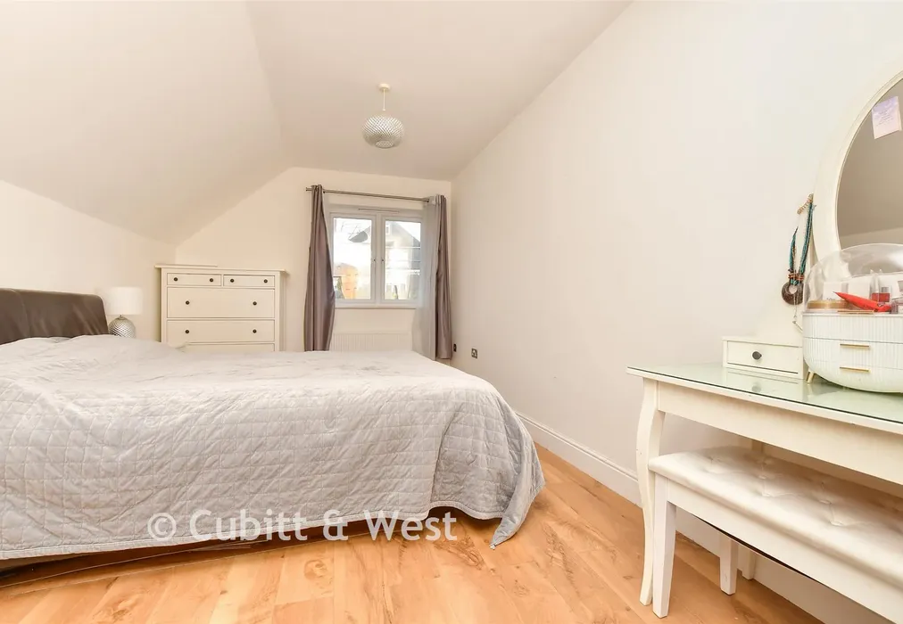 Bedroom 1 - Bankside, Epsom, Surrey - Wards of Kent