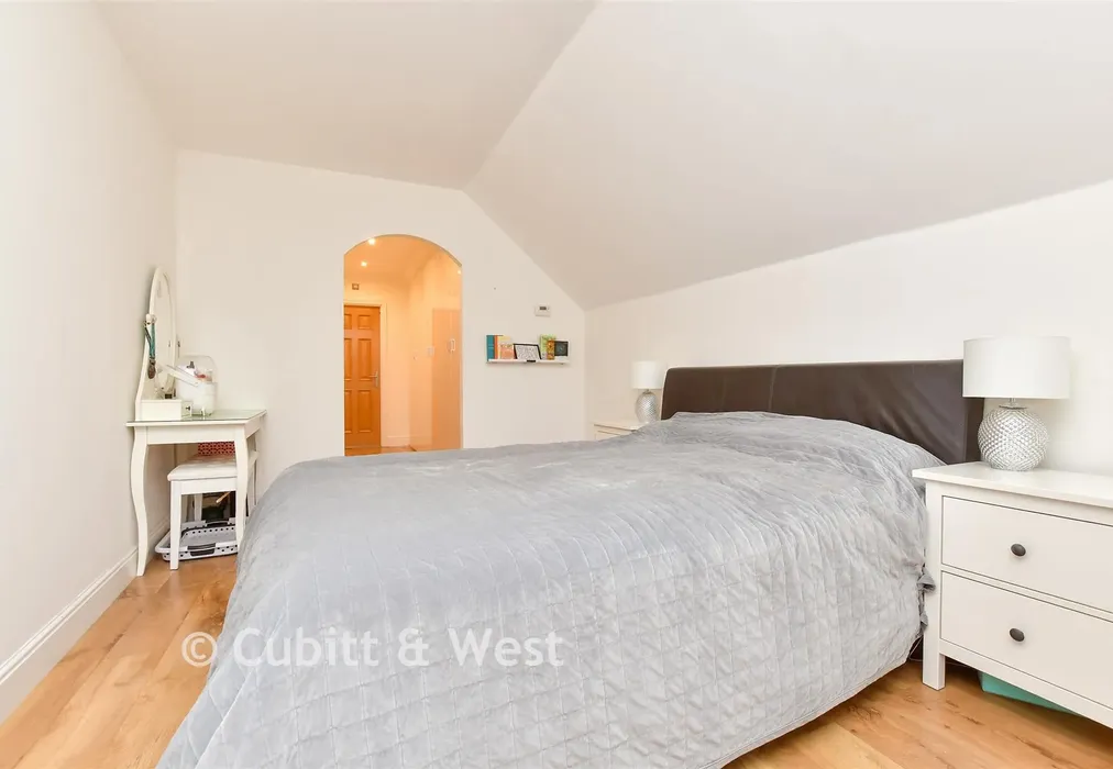 Bedroom 1 - Bankside, Epsom, Surrey - Wards of Kent