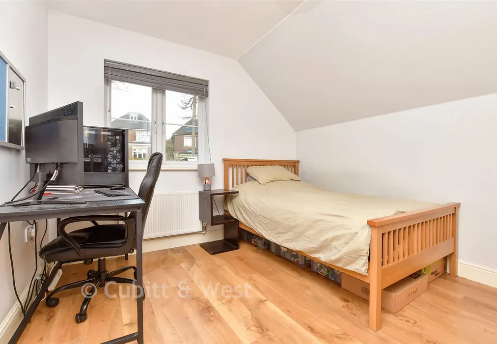 Bedroom 2 - Bankside, Epsom, Surrey - Wards of Kent