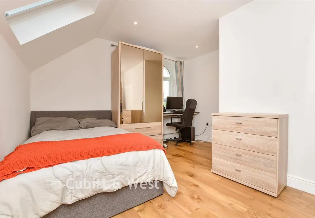 Bedroom 3 - Bankside, Epsom, Surrey - Wards of Kent