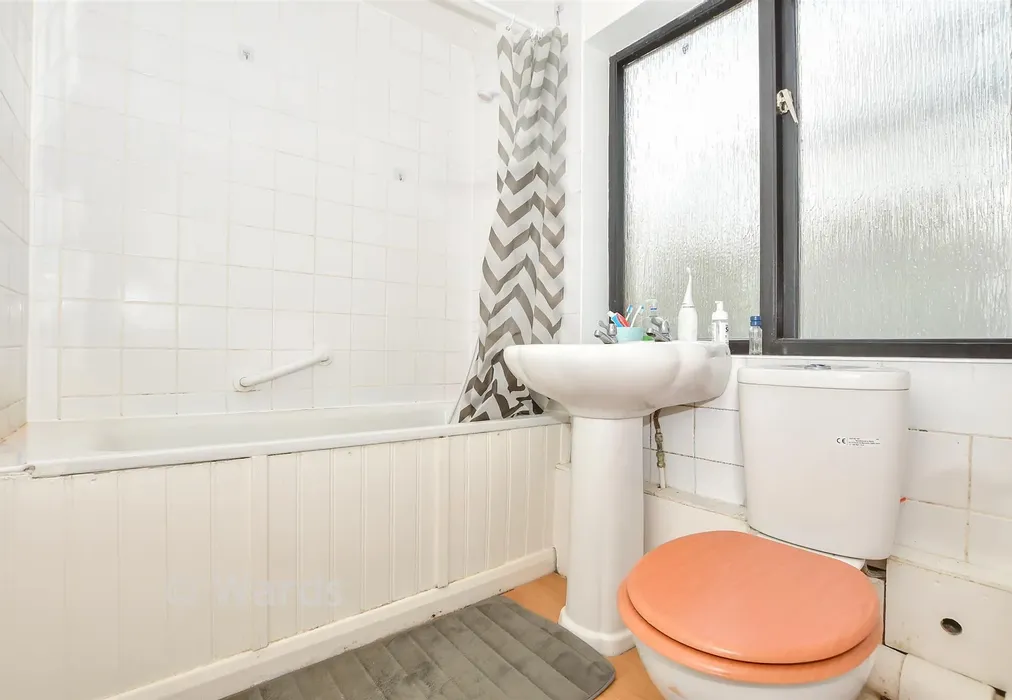 Bathroom - Lesley Place, Buckland Hill, Maidstone, Kent - Wards of Kent