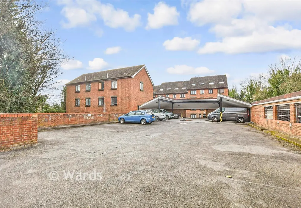 Driveway/Parking - Lesley Place, Buckland Hill, Maidstone, Kent - Wards of Kent