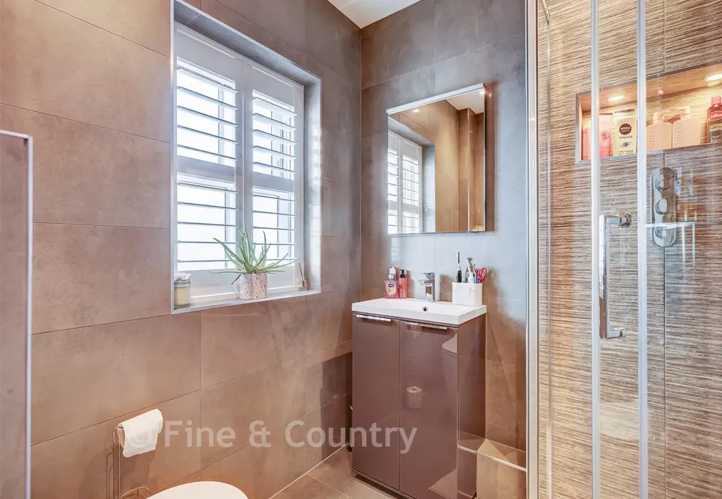 En-Suite - Copped Hall, Epping, Essex - Wards of Kent
