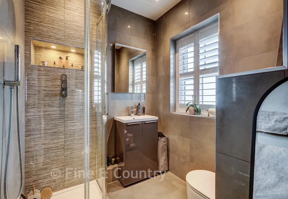 En-Suite - Copped Hall, Epping, Essex - Wards of Kent