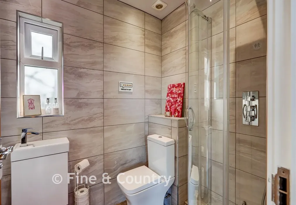 En-Suite - Copped Hall, Epping, Essex - Wards of Kent