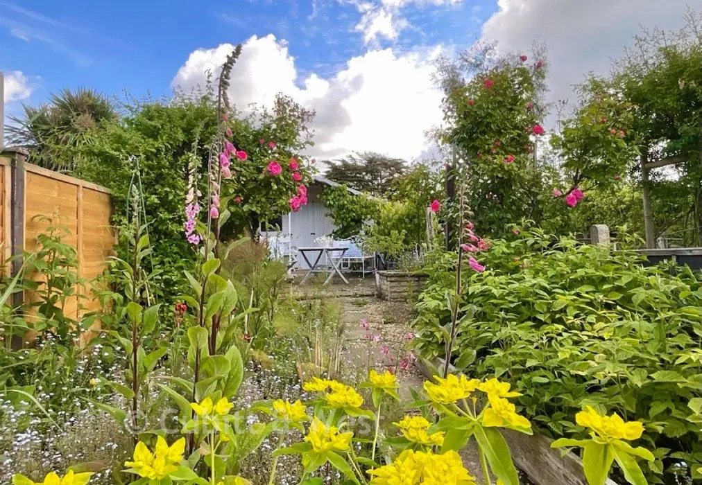 Lifestyle Summer House - Kirdford Road, Arundel, West Sussex - Wards of Kent