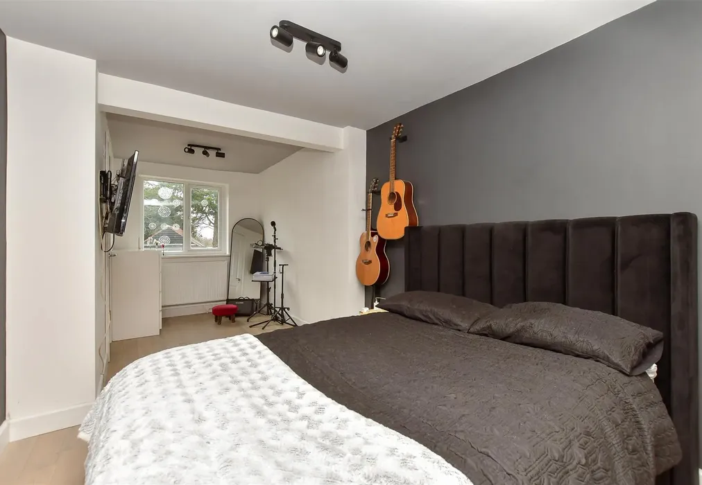Bedroom 1 - The Street, Iwade, Sittingbourne, Kent - Wards of Kent