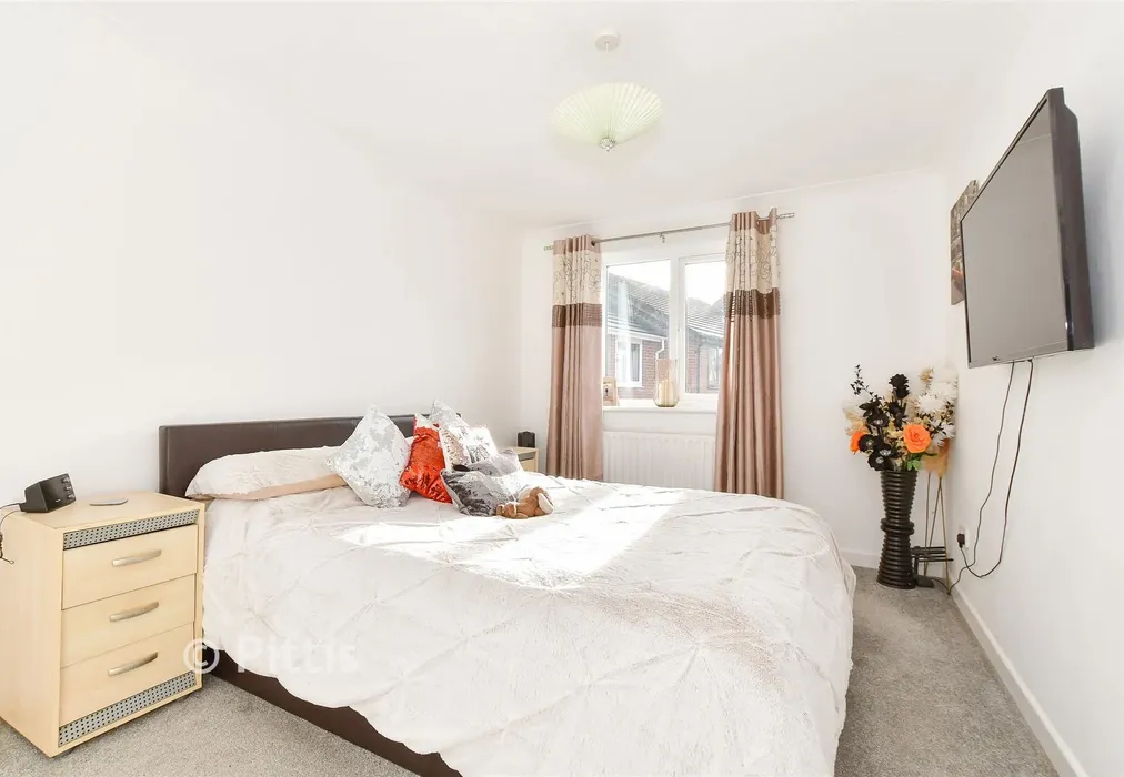 Bedroom 1 - Pineview Drive, Newport, Isle of Wight - Wards of Kent