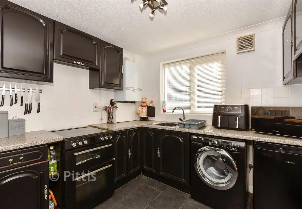Kitchen - Pineview Drive, Newport, Isle of Wight - Wards of Kent