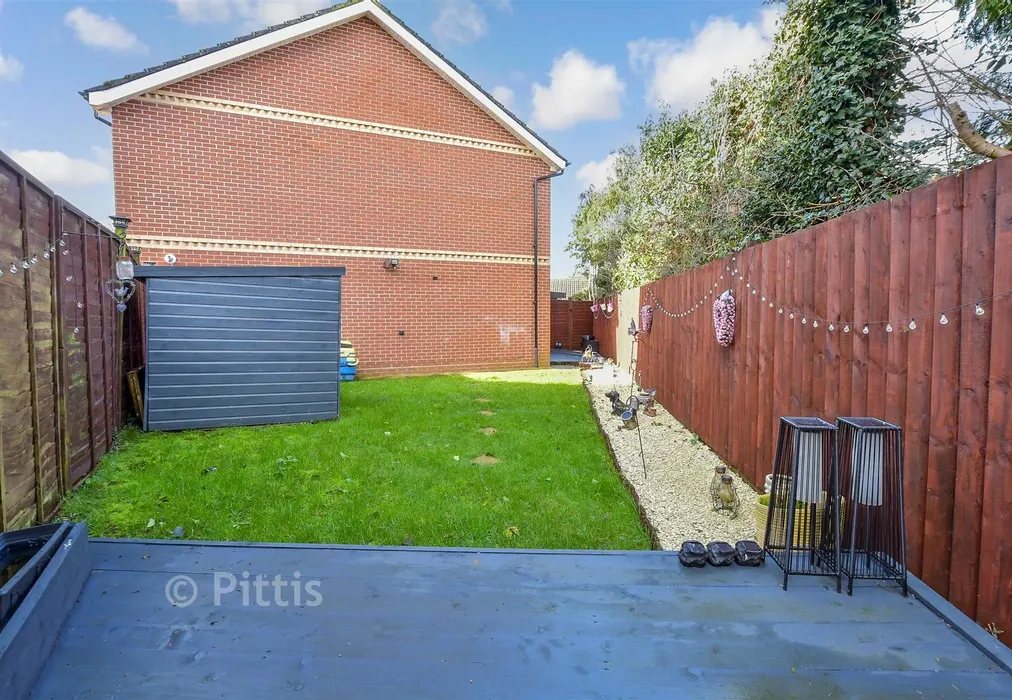 Rear Garden - Pineview Drive, Newport, Isle of Wight - Wards of Kent