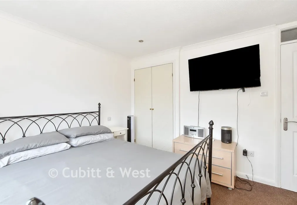 Bedroom 1 - Hollingbourne Crescent, Tollgate Hill, Crawley, West Sussex - Wards of Kent