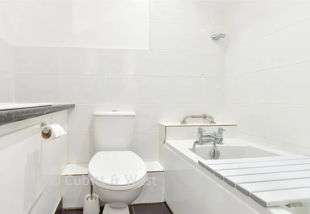 Bathroom - Hollingbourne Crescent, Tollgate Hill, Crawley, West Sussex - Wards of Kent