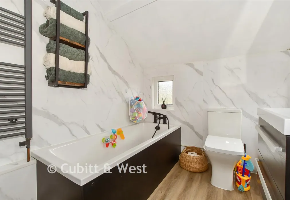 Bathroom - Farningham Road, Caterham, Surrey - Wards of Kent