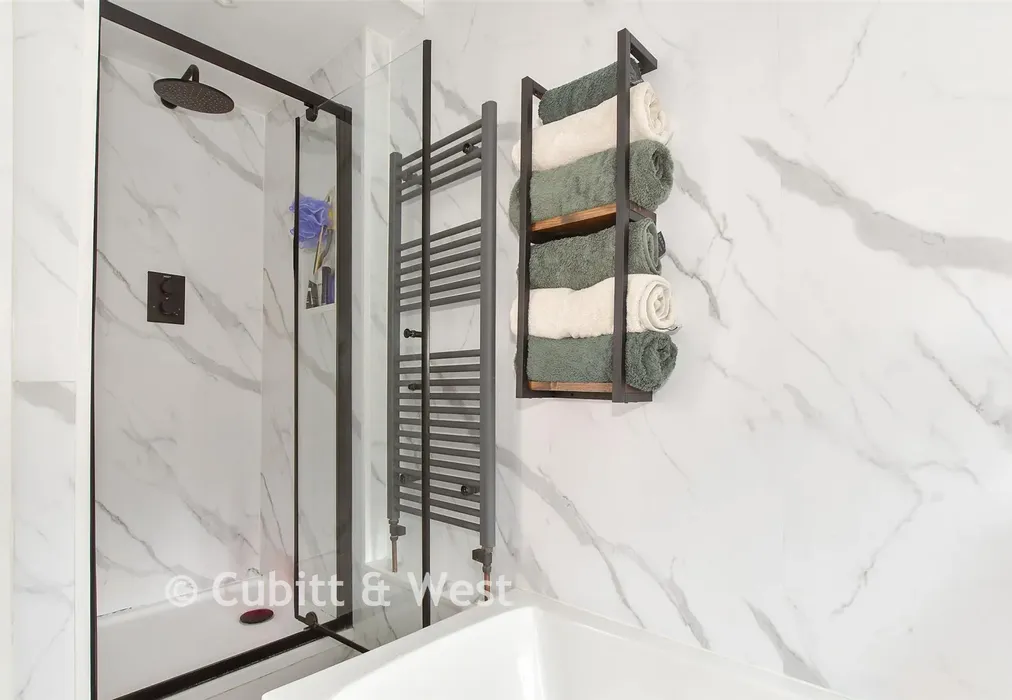 Bathroom - Farningham Road, Caterham, Surrey - Wards of Kent
