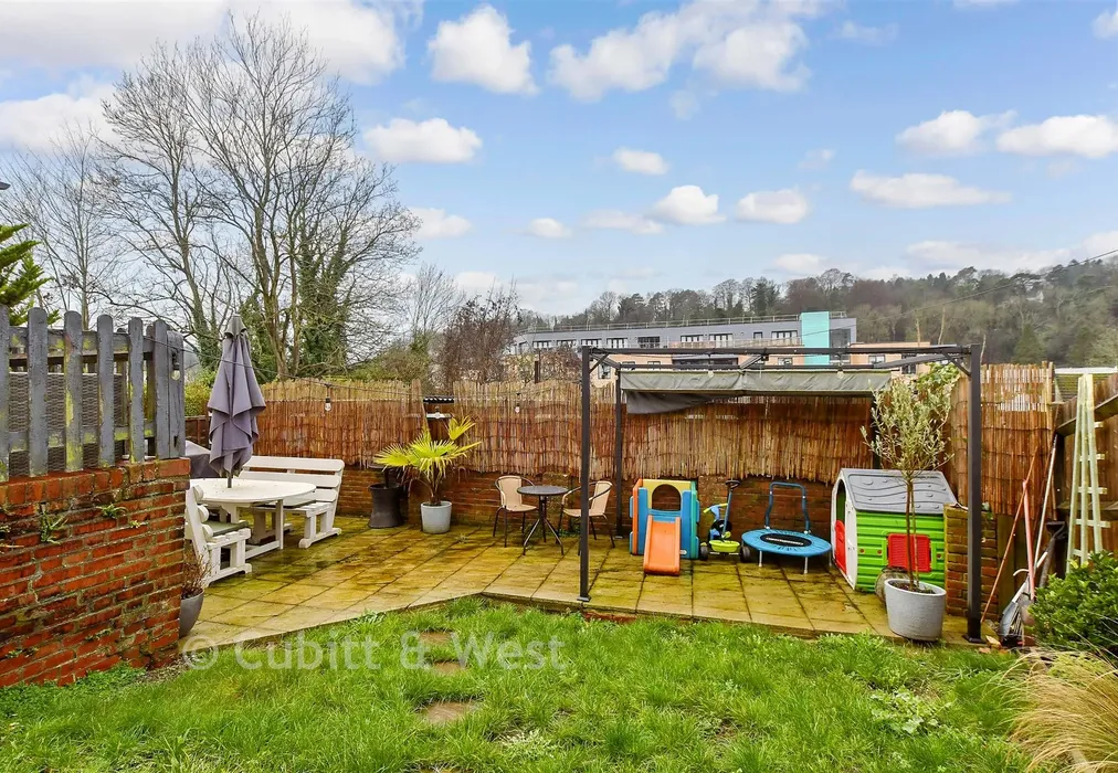 Side Garden - Farningham Road, Caterham, Surrey - Wards of Kent