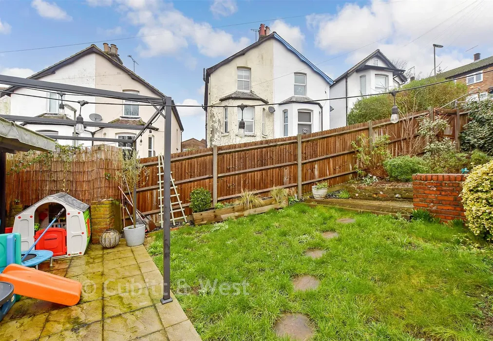 Side Garden - Farningham Road, Caterham, Surrey - Wards of Kent