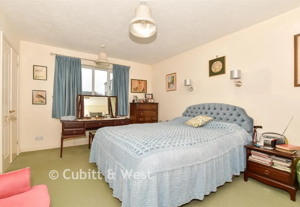 Bedroom 1 - Priors Acre, Boxgrove, Chichester, West Sussex - Wards of Kent