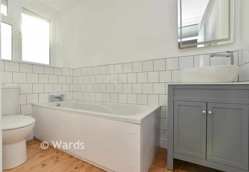 Bathroom - Livingstone Road, St. Peters, Broadstairs, Kent - Wards of Kent