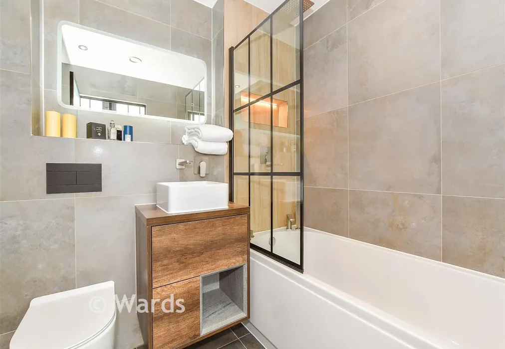 Bathroom - The Carriage House, Grosvenor Road, Tunbridge Wells, Kent - Wards of Kent