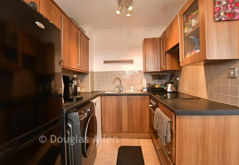 Kitchen - Tallow Gate, South Woodham Ferrers, Chelmsford, Essex - Wards of Kent