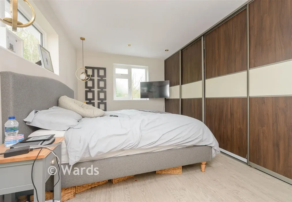 Bedroom 1 - Taylors Lane, Trottiscliffe, West Malling, Kent - Wards of Kent