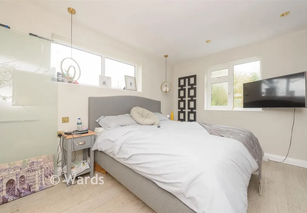 Bedroom 1 - Taylors Lane, Trottiscliffe, West Malling, Kent - Wards of Kent