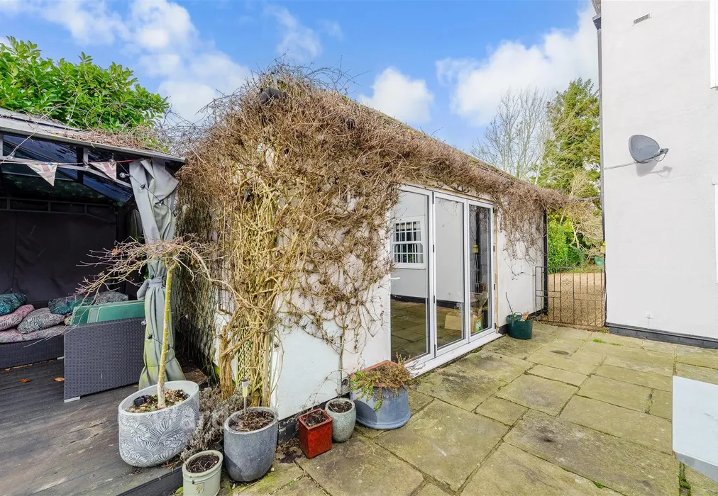 Workshop/Outbuildings - London Road, West Kingsdown, Sevenoaks, Kent - Wards of Kent