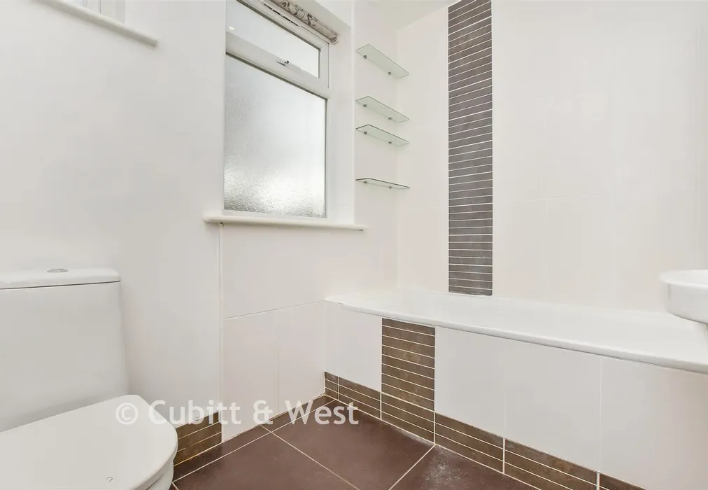 Bathroom - Greencourt Gardens, Croydon, Surrey - Wards of Kent