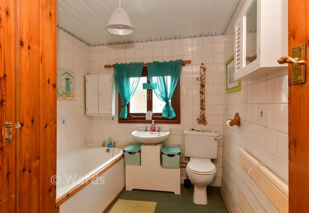 Bathroom - St. John's Road, Faversham, Kent - Wards of Kent