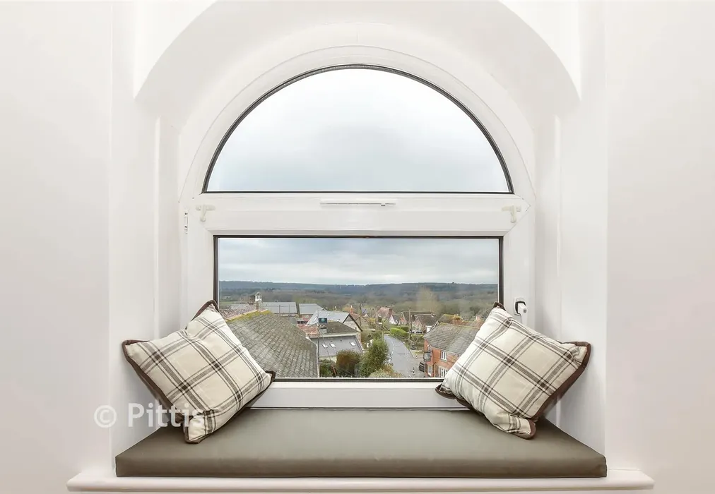 Internal Lifestyle Photograph - Main Road, Havenstreet, Isle of Wight - Wards of Kent