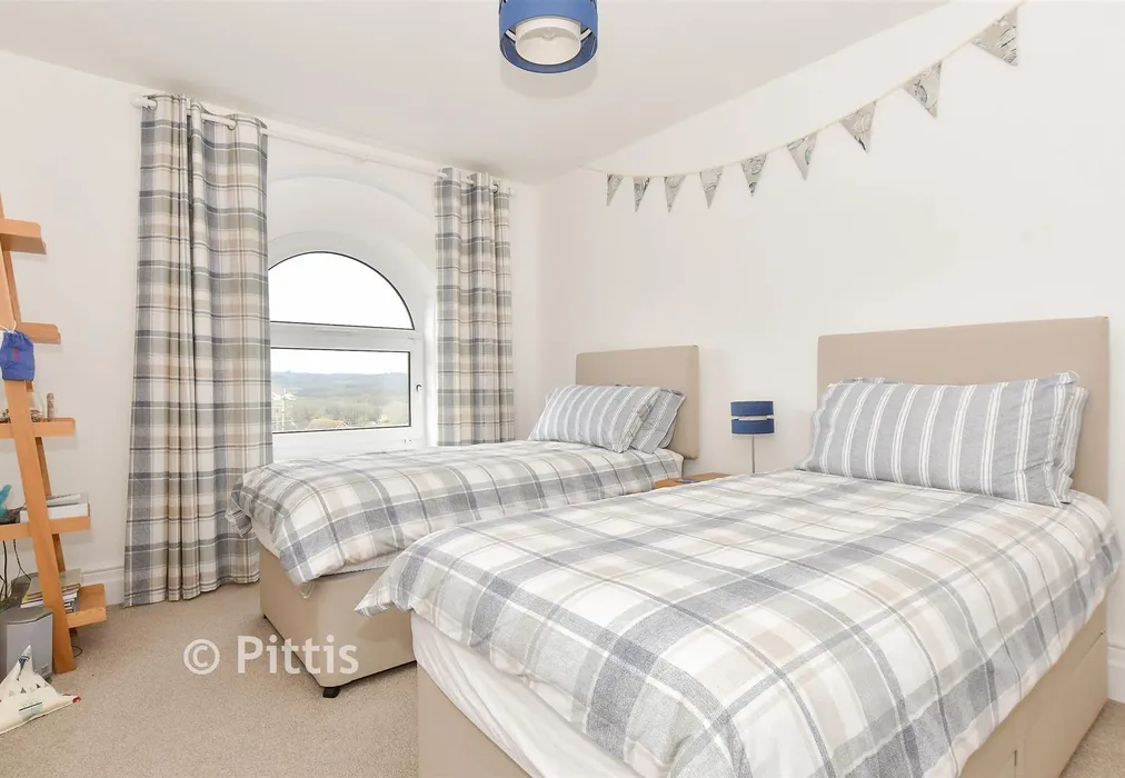 Bedroom 2 - Main Road, Havenstreet, Isle of Wight - Wards of Kent