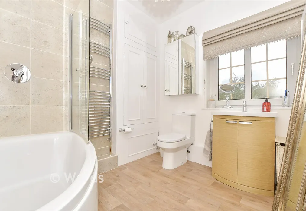 Bathroom - London Road, Faversham, Kent - Wards of Kent