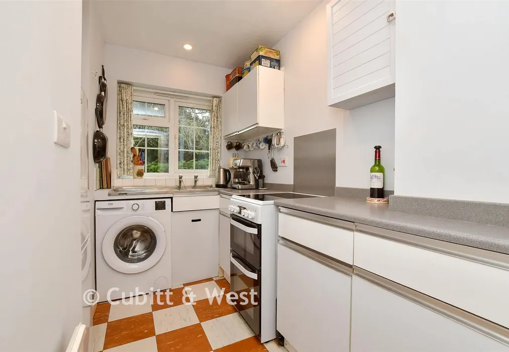 Kitchen - Walton On The Hill, Walton-On-The-Hill, Tadworth, Surrey - Wards of Kent