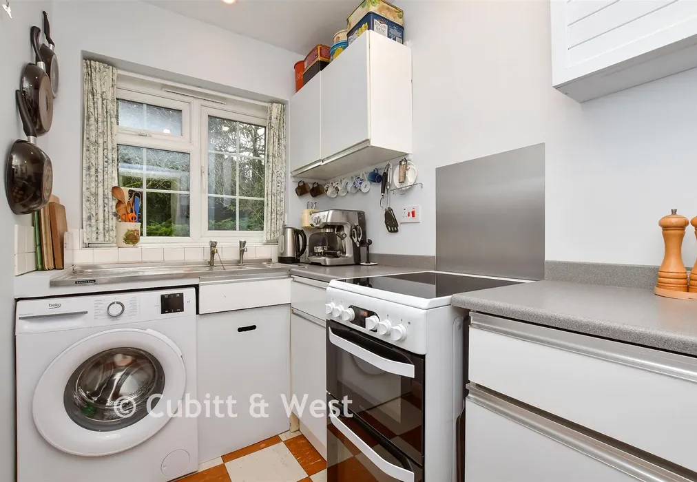 Kitchen - Walton On The Hill, Walton-On-The-Hill, Tadworth, Surrey - Wards of Kent