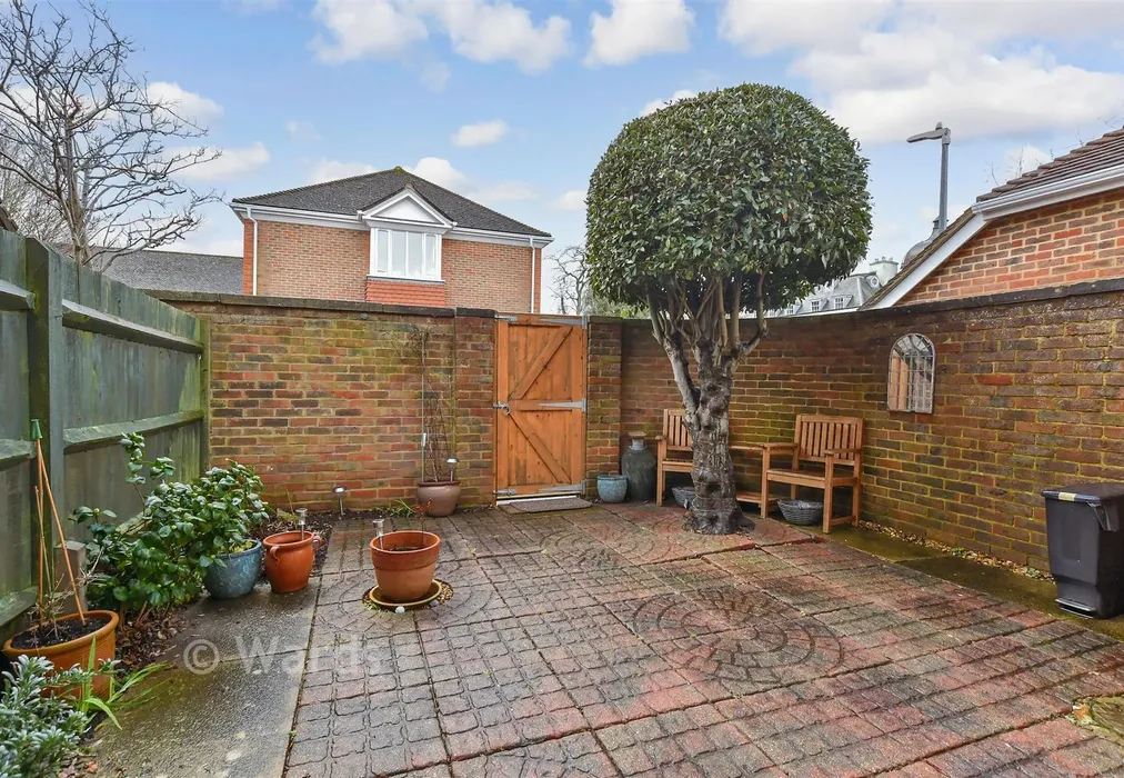 Rear Garden - Nevill Court, West Malling, Kent - Wards of Kent
