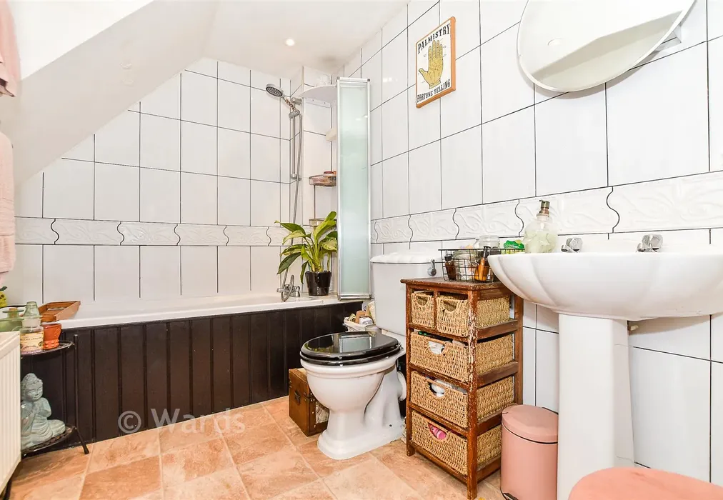 Bathroom - Clifton Road, Tunbridge Wells, Kent - Wards of Kent