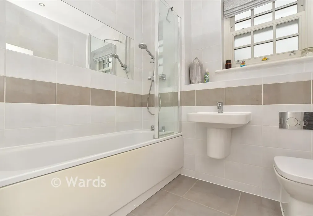Family Bathroom - Three Fields Road, Tenterden, Kent - Wards of Kent