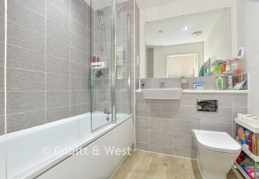 Bathroom - Westvale Road, Horley, Surrey - Wards of Kent