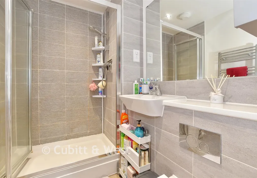 En-Suite Shower Room - Westvale Road, Horley, Surrey - Wards of Kent
