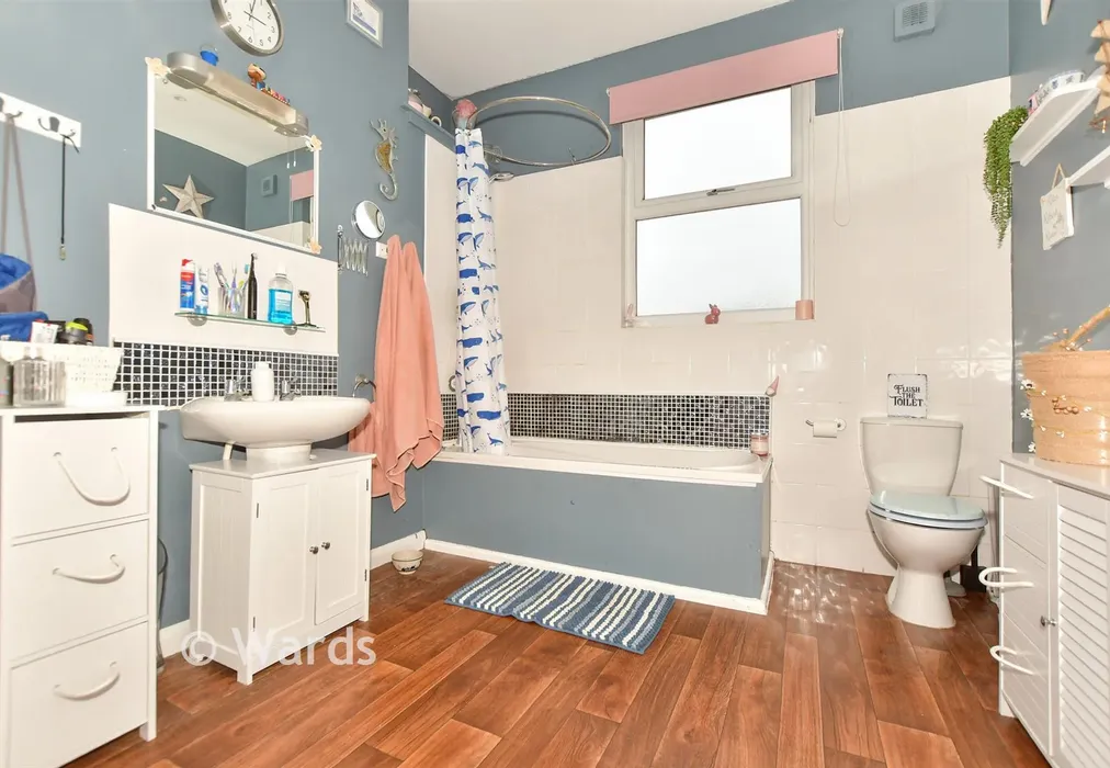 Bathroom - Clarendon Road, Dover, Kent - Wards of Kent