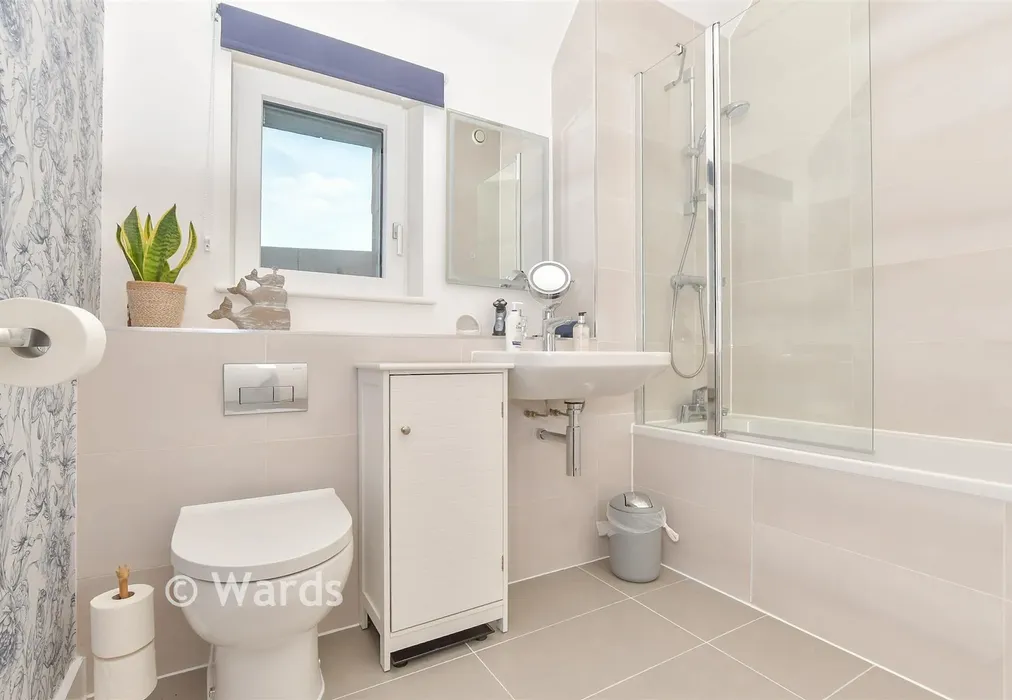 Bathroom - Hernhill, Faversham, Kent - Wards of Kent