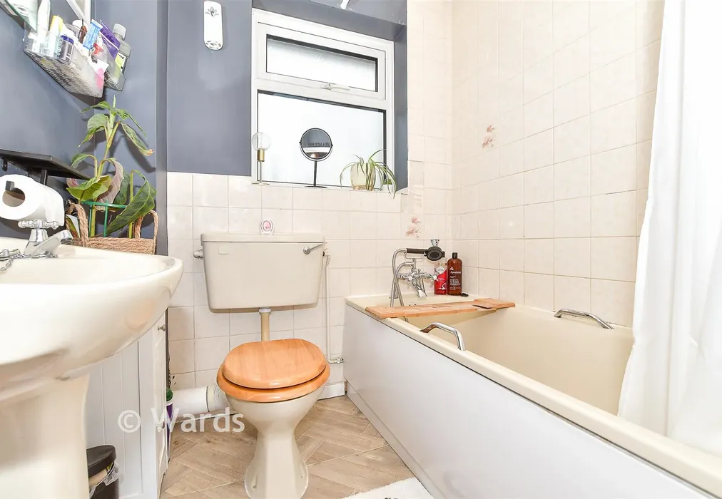 Bathroom - Wells Close, New Romney, Kent - Wards of Kent