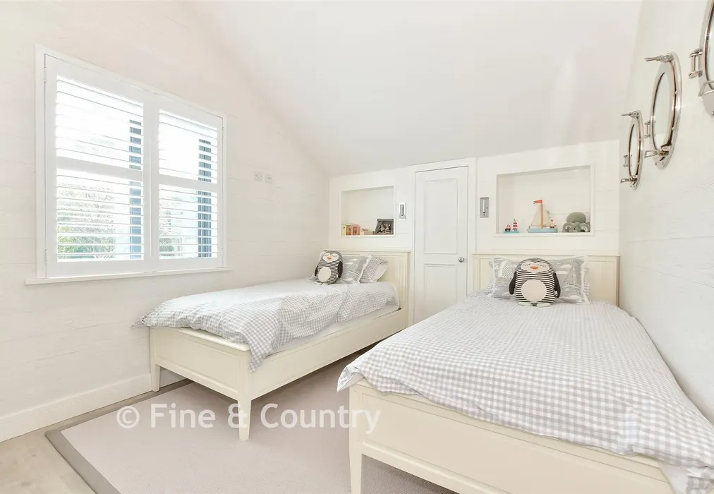 Bedroom 5 - Lower Church Road, Cowes, Isle of Wight - Wards of Kent