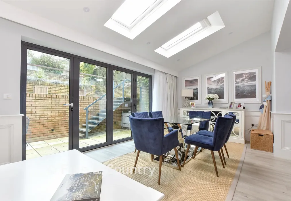 Dining Area - Lower Church Road, Cowes, Isle of Wight - Wards of Kent