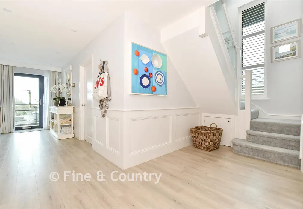 Internal Lifestyle Photograph - Lower Church Road, Cowes, Isle of Wight - Wards of Kent