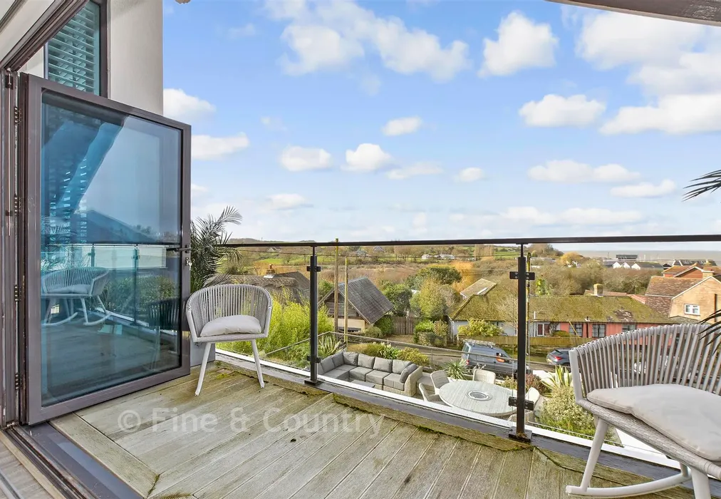 Balcony / Terrace - Lower Church Road, Cowes, Isle of Wight - Wards of Kent