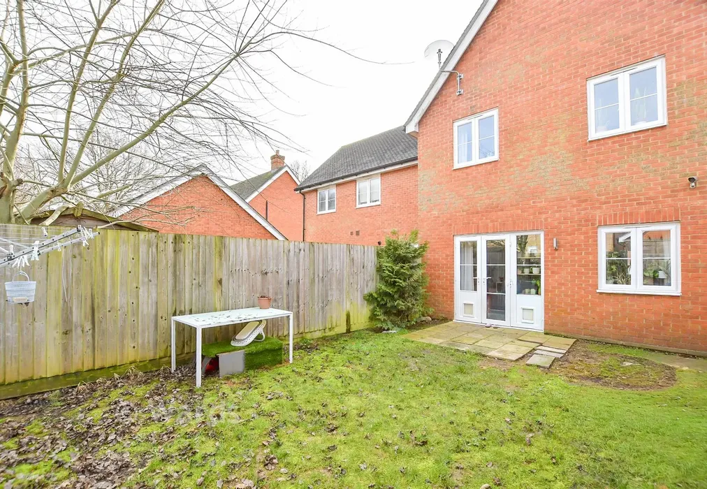 Side Garden - Mallet Avenue, Maidstone, Kent - Wards of Kent