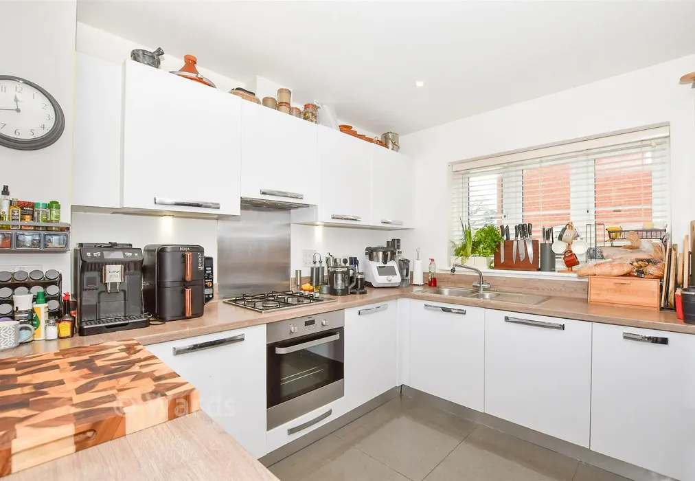 Kitchen - Mallet Avenue, Maidstone, Kent - Wards of Kent